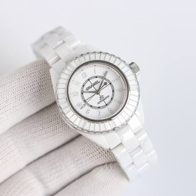 Sj出品 Tw 超级陶瓷新品 Chanel 香奈儿 J12系列33Mm腕表！女神福利，匠心之作 年度巨制！R28 最新版本细节 1表壳尺寸而原版一致，采用33M