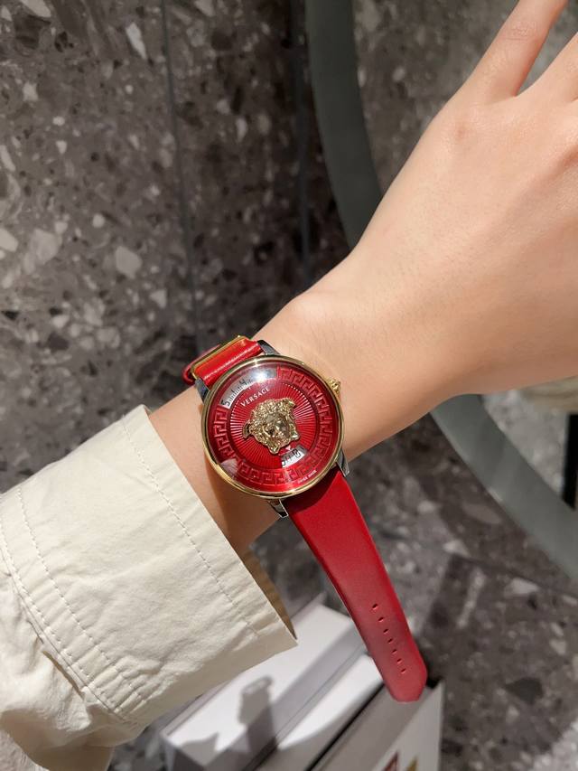 皮带 钢带 新款 范思哲 V-Tribute系列，表径36Mm，希腊回纹表圈，12时浮雕美杜莎头像，简约盘面搭配矩形时标，经珐琅处理的希腊回纹，为个性张扬的外表