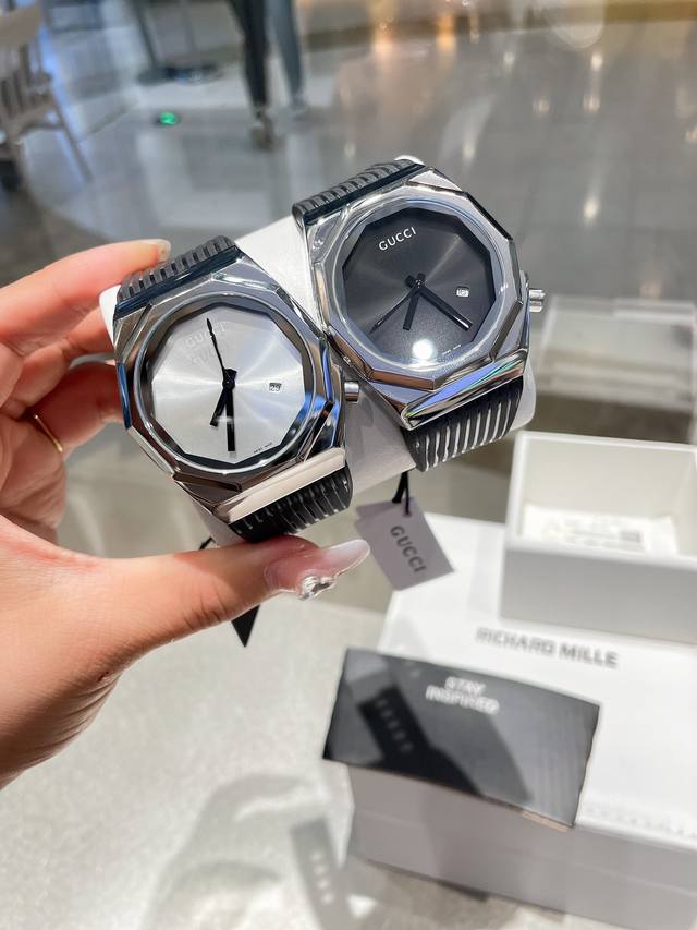 白 金 古弛 Gucci 镀膜玻璃41Mm*12Mm防水胶表带搭配原装针扣进口石英机芯独具匠心的设计，诠释了时间的定义