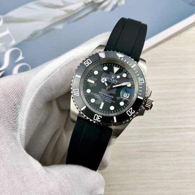 劳力士-Rolex水鬼rolex Submariner 此款腕表现已成为无容置疑的经典名表。内置原装日本8215全自动机械机芯0翻修多年来，腕表外圈以多种颜色亮