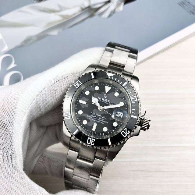 劳力士-Rolex水鬼rolex Submariner 此款腕表现已成为无容置疑的经典名表。内置原装日本8215全自动机械机芯0翻修多年来，腕表外圈以多种颜色亮