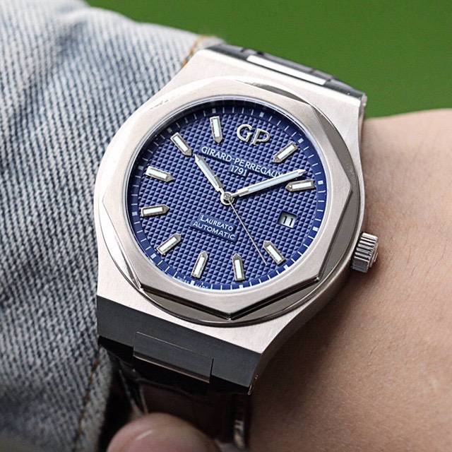 白 玫 Girard-Perregaux 芝柏gp Laureato Chronograph 桂冠系列42毫米计时腕表 精钢材质 精钢表壳，直径42Mm，厚度1