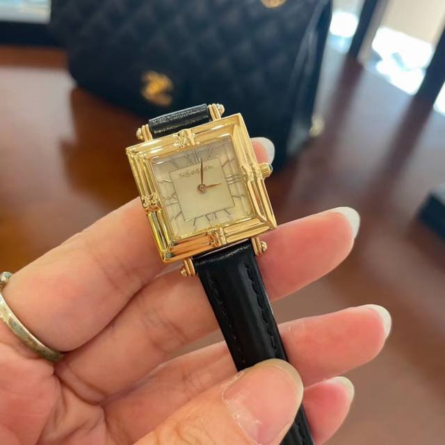 中古店限量款 独家私人定制 圣罗兰ysl，小红书热推款式 伊夫圣罗兰ysl自诞生的那一刻起，就在人们心中留下了色彩缤纷，浪漫高雅的形象，经典而不落俗套是他的特征