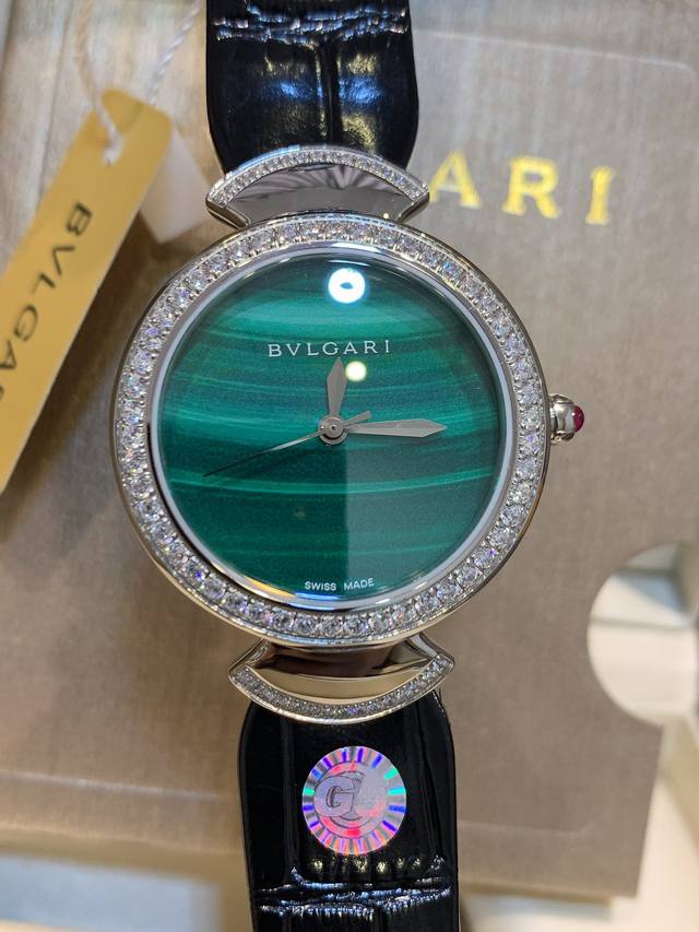 批P圆钻 独家实拍，认准品质与细节 全新升级bvlgari 宝格丽 奢华品质 采用意大利娟丝和竹节纹小牛皮，超级柔软贴手。圈口镶石由全手工镶施华洛钻打造而成。把