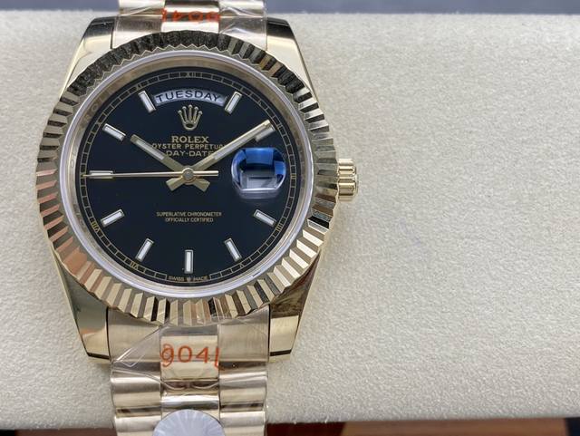 劳力士rolex 双历 星期日志型系列 40Mm 直径 40Mm 机芯 搭载进口全自动机械机芯 圈口 劳力士ringcommand三角坑纹 光圈 镜面 防刮蓝宝