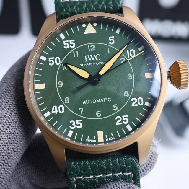 白钛 青铜 Iwc 万国 空中霸主 大飞 大飞行员 系列。43Mm 狂野阳刚的设计，霸气侧漏。细腻温柔的工艺，炉火纯青。两者相辅 刚柔并济，虎啸猿啼。 表壳 采