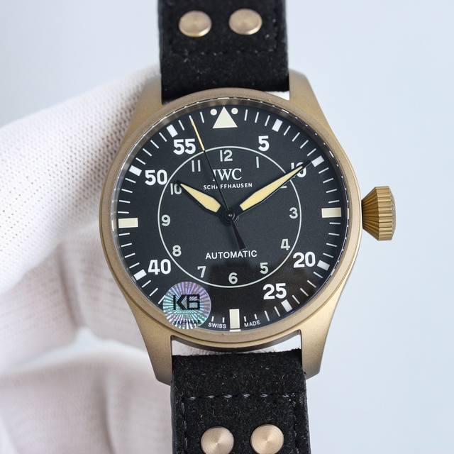 白钛 青铜 Iwc 万国 空中霸主 大飞 大飞行员 系列。43Mm 狂野阳刚的设计，霸气侧漏。细腻温柔的工艺，炉火纯青。两者相辅---刚柔并济，虎啸猿啼。 表壳