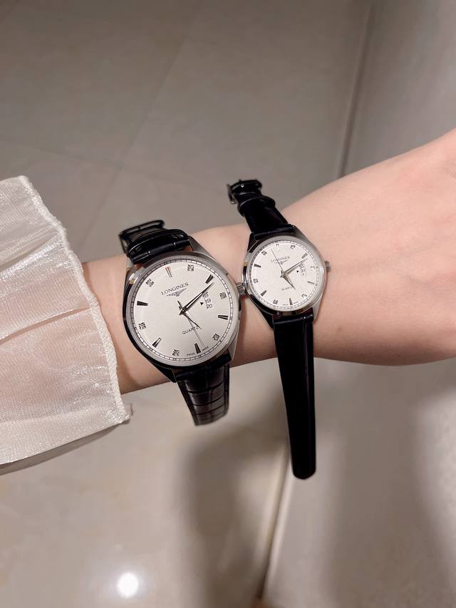 白壳 玫 钢带加20 实物拍摄 品牌： 浪琴-Longines 类型：情侣对表 表壳：316精钢 做工优质 表带：进口小牛皮 316精钢 两种可选 机芯：进口石