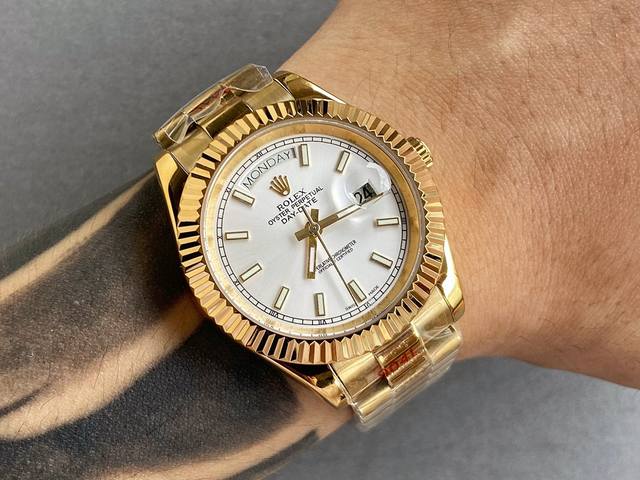 特价 品牌：Rolex劳力士热卖经典 系列：日志型耗式双历系列 机芯：顶级进口全自动机械机芯双历显示 壳套: 采用316精钢壳套 镜面: 矿物质水晶防磨防刮镜面