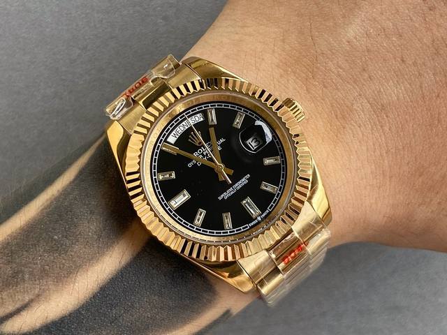 特价 品牌：Rolex劳力士热卖经典 系列：日志型耗式双历系列 机芯：顶级进口全自动机械机芯双历显示 壳套: 采用316精钢壳套 镜面: 矿物质水晶防磨防刮镜面