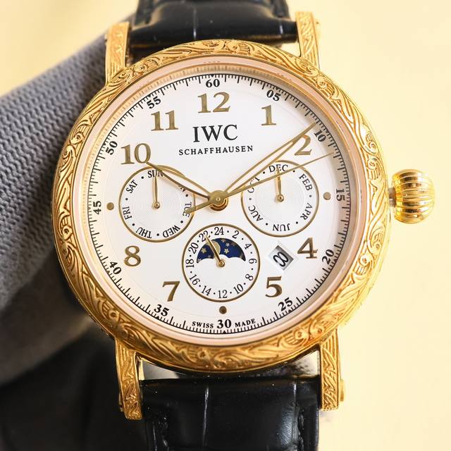 白 金 Tw 铁划银钩 苍劲有力 高颜值新品： Iwc~万国六针多功能高级纯手工雕花腕表-惊艳登场，为您呈现不一样的风彩。 Iwc~万国复杂功能系列-纯手工-雕