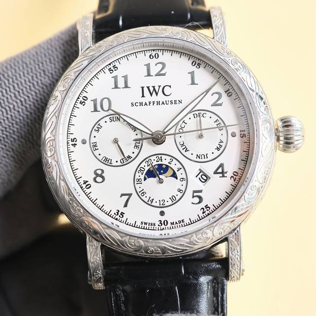 白 金 Tw 铁划银钩 苍劲有力 高颜值新品： Iwc~万国六针多功能高级纯手工雕花腕表-惊艳登场，为您呈现不一样的风彩。 Iwc~万国复杂功能系列-纯手工-雕