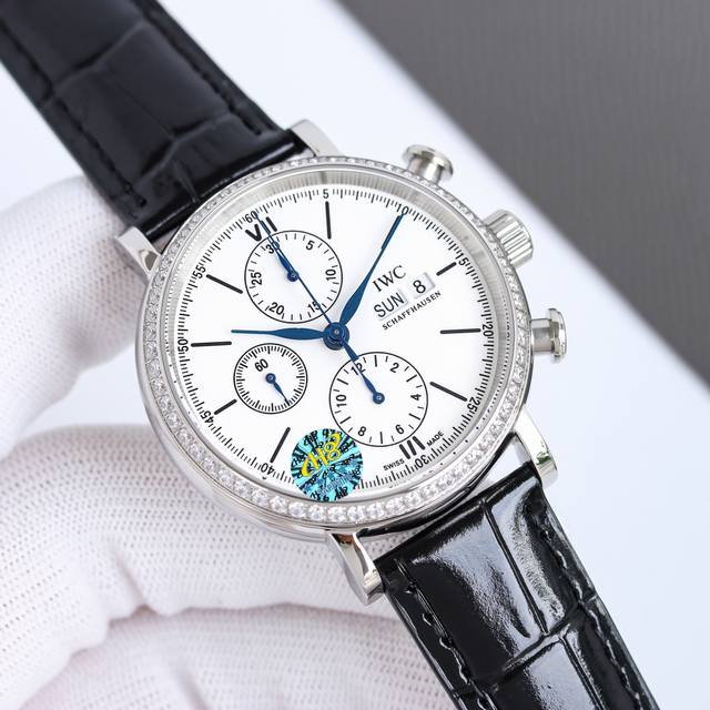 白壳 金壳 Tw倾情演绎 Iwc万国波涛菲诺计时腕表 腕表尺寸42Mmx13.5Mm。完美同步正品，表壳以精钢材质打造，通过细致的抛光打磨之后呈现出细腻光泽，镶