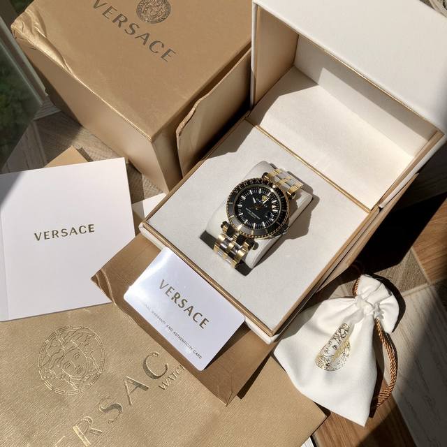 特 Original 范思哲versace-V Race,运动型男款石英表，Vak系列，12点钟下方装饰经典美杜莎头像，原装瑞士石英机芯，日历带放大显示，200