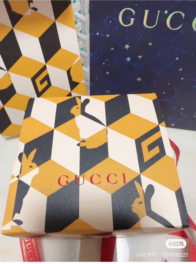 原单厂gucci G- Timeless 系列w碗表，为了庆祝兔年，品牌推出色彩靓丽的全新设计腕表，表盘直径为38 Mm，精钢表壳，玻璃上饰有gucci兔子印花