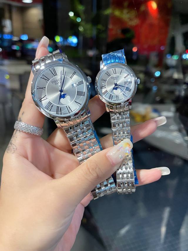 情侣对表新款推荐 天梭tissot-翩翩气度，文雅的设计 3点位日历窗口，六位星辰设计，蝴蝶扣表带 牛皮表带进口石英机芯，尊贵谐美 优雅大气 顶级品质 尺寸：男