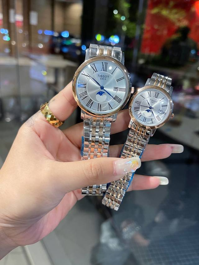 情侣对表新款推荐 天梭tissot-翩翩气度，文雅的设计 3点位日历窗口，六位星辰设计，蝴蝶扣表带 牛皮表带进口石英机芯，尊贵谐美 优雅大气 顶级品质 尺寸：男