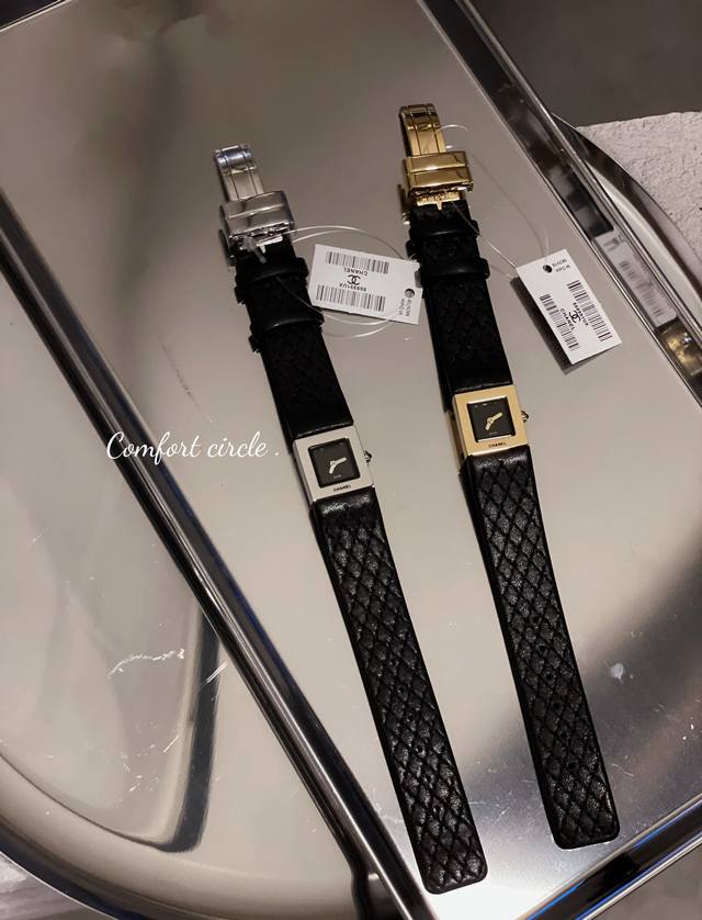 白 金 钻圈+20 Vintagechanel 香奈儿格菱纹小方表超级小香元素的格菱纹表带，表盘内里及表带都是经典格菱纹元素 ，皮质细腻高级 整支表简约温柔高级