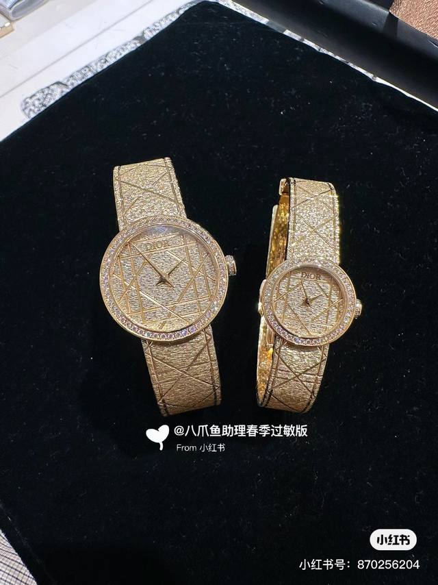 金白同价 迪奥la D My Dior Cd04111X1248 Cd04115X1251系列腕表。优美的弧线设计，搭配两枚利落指针、便以其极简之风，成为迪奥的