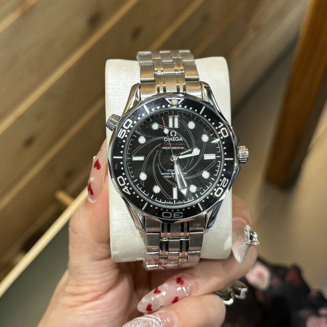 Ω Omega 欧米茄 Seamaster 新品海马系列 新款 300米300M 直径42毫米42Mm 钢带、胶带表带，可透视全自动机械机芯。爆款热销中