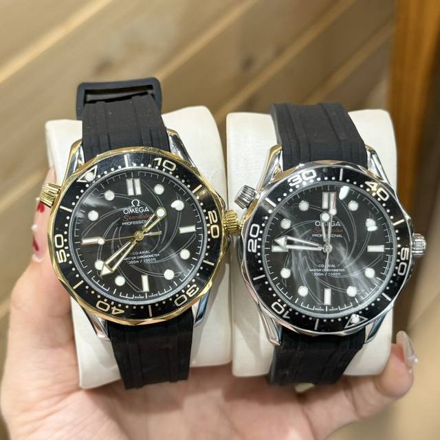 Ω Omega 欧米茄 Seamaster 新品海马系列 新款 300米300M 直径42毫米42Mm 钢带、胶带表带，可透视全自动机械机芯。爆款热销中