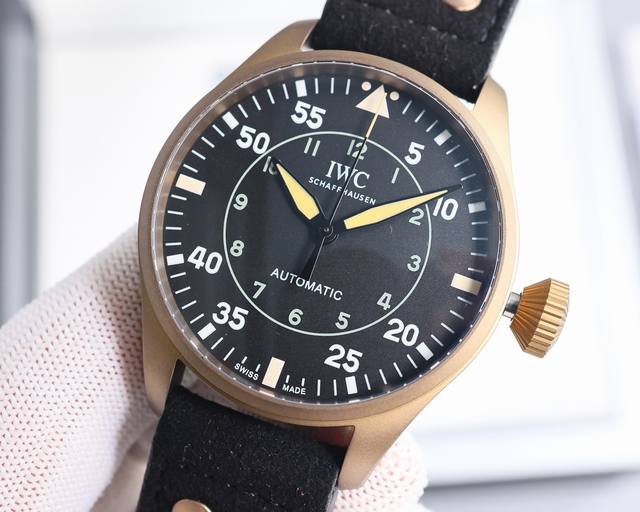 白 -金 Iwc 万国 空中霸主 大飞 大飞行员 系列。43Mm 狂野阳刚的设计，霸气侧漏。细腻温柔的工艺，炉火纯青。两者相辅---刚柔并济，虎啸猿啼。 表壳