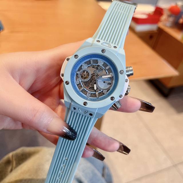 独家款上图让利 品牌：恒宝-宇舶-Hublot 热类卖型，男士石英计时腕表磨砂灰色壳套 表带：进口天硅层皮然胶表带 耐用 机芯：进口石英计时机芯 精准 材料：矿