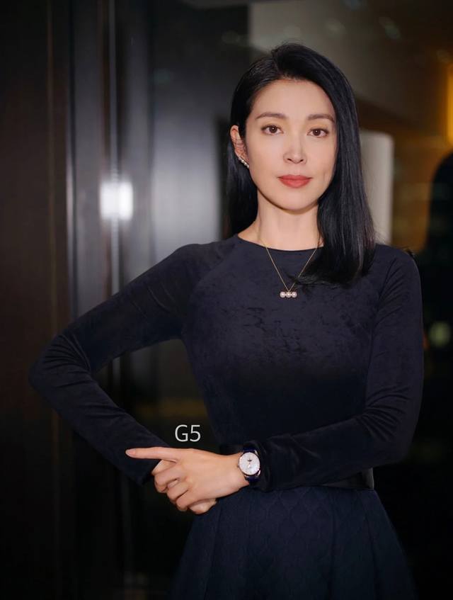 赵丽颖同款 Longines浪琴 名匠系列女士腕表。全新浪琴名匠月相腕表系列。 诠释女性高贵典雅。精钢表壳直径：34毫米尺寸。官方一致6字位月相1-31日期显示