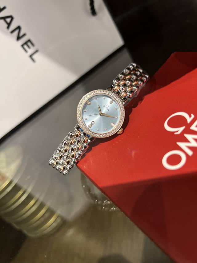 白 .金+20.钻+30欧米茄 Omega 精品女神水滴系列腕表。精致唯美的设计，让您的美丽无处不在，也将华丽与经典融合，创造出惊艳巨作，表盘清新淡雅，色彩的格