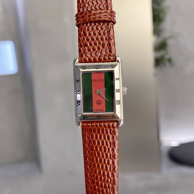 白壳 金壳 Gucci Vintage 中古表最怀念的味道那就是gucci罗马表盘，浓浓的怀旧气息和历史感是中古表给的。简约表盘，外圈是复古又有辨识度的罗马刻度