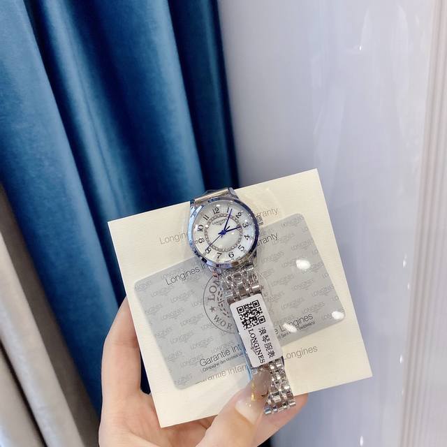 浪琴 Longines 系列腕表。简约时尚、最佳单品。进口石英机芯，纯天然珍珠贝母表盘，搭配经典三针设计、 3字位日历星期显示，双卜拱形抗耐磨玻璃，原装蝴蝶扣牛