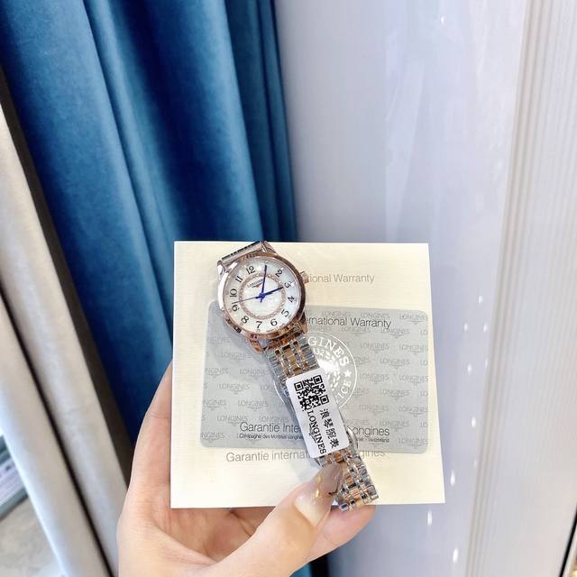 浪琴 Longines 系列腕表。简约时尚、最佳单品。进口石英机芯，纯天然珍珠贝母表盘，搭配经典三针设计、 3字位日历星期显示，双卜拱形抗耐磨玻璃，原装蝴蝶扣牛