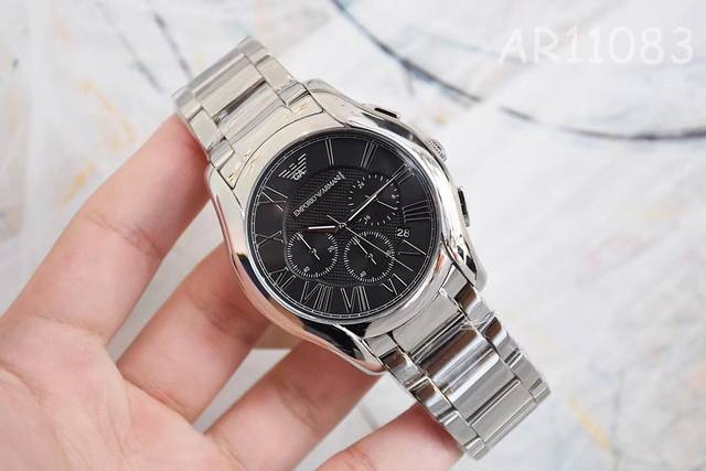 阿玛尼armani 型号：Ar11081 表镜：强化矿物质玻璃 表带：316L精钢 表扣：双按扣 尺寸：43Mm*12Mm 绅士多功能罗马表盘 复古风壳身诠释大