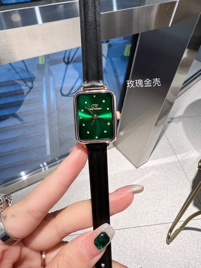 Dw 新品低调奢华女款，钻面小方表 石英机芯，合金材质与白金电镀，整体质感和气质都变了，精致感upup搭配小巧壳形，上手效果完美！尺寸26Mm双按扣 牛皮表带