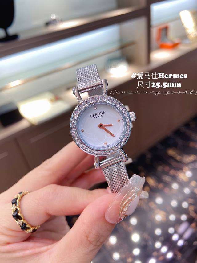 网带 爱马仕hermes Paris 奢华腕表,引领风格,超越时代,设计与精湛的非凡工艺,倍受各界潮流高贵的青睐,该腕表采用珠式表带，尽显柔美优雅魅力，成为爱马