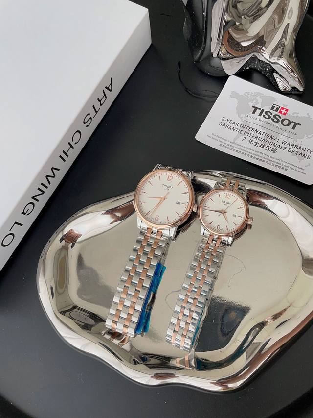 白 金 钢带10 天梭tissot 全新卡森臻我系列情侣对表，刘亦菲黄晓明倾情代言。臻我 寓意每时每刻做真实的自己。每一种身份，皆是兴之所至。每一年真我，都独具