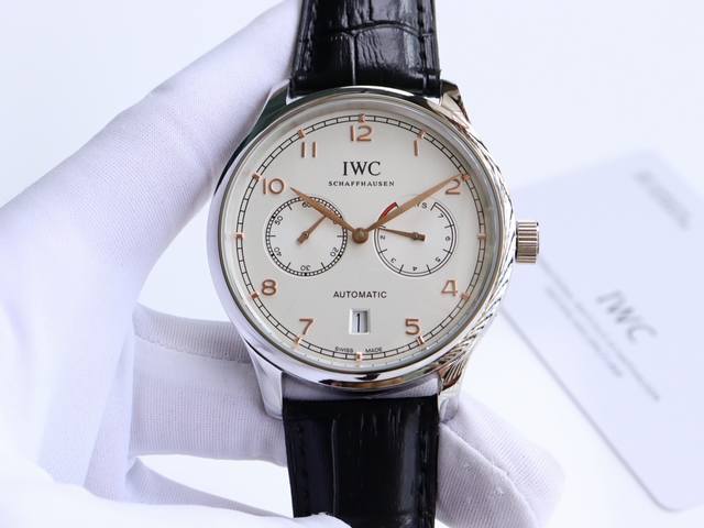 白壳 金壳 万国-Iwc 萄七 匠心制作 强烈推荐 隆重登场。简约商务的设计之下，蕴含一丝浓郁的复古情怀 机芯 搭载全自动进口机械， 走时精准，动力储备强劲 表