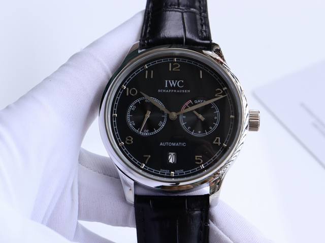 白壳 金壳 万国-Iwc 萄七 匠心制作 强烈推荐 隆重登场。简约商务的设计之下，蕴含一丝浓郁的复古情怀 机芯 搭载全自动进口机械， 走时精准，动力储备强劲 表