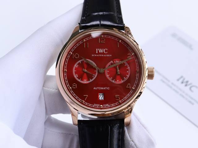 白壳 金壳 万国-Iwc 萄七 匠心制作 强烈推荐 隆重登场。简约商务的设计之下，蕴含一丝浓郁的复古情怀 机芯 搭载全自动进口机械， 走时精准，动力储备强劲 表