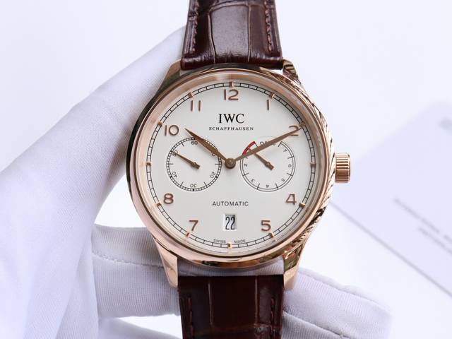 白壳 金壳 万国-Iwc 萄七 匠心制作 强烈推荐 隆重登场。简约商务的设计之下，蕴含一丝浓郁的复古情怀 机芯 搭载全自动进口机械， 走时精准，动力储备强劲 表