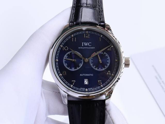 白壳 金壳 万国-Iwc 萄七 匠心制作 强烈推荐 隆重登场。简约商务的设计之下，蕴含一丝浓郁的复古情怀 机芯 搭载全自动进口机械， 走时精准，动力储备强劲 表