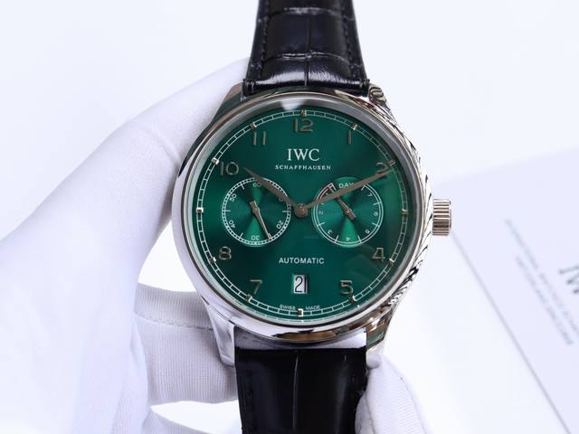 白壳 金壳 万国-Iwc 萄七 匠心制作 强烈推荐 隆重登场。简约商务的设计之下，蕴含一丝浓郁的复古情怀 机芯 搭载全自动进口机械， 走时精准，动力储备强劲 表