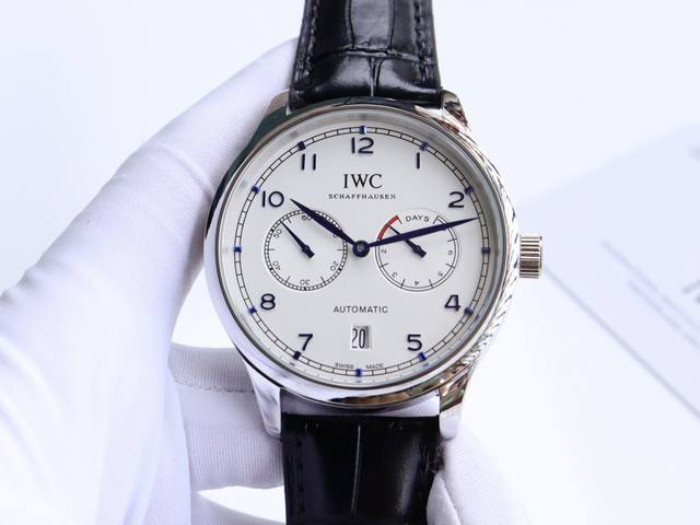 白壳 金壳 万国-Iwc 萄七 匠心制作 强烈推荐 隆重登场。简约商务的设计之下，蕴含一丝浓郁的复古情怀 机芯 搭载全自动进口机械， 走时精准，动力储备强劲 表