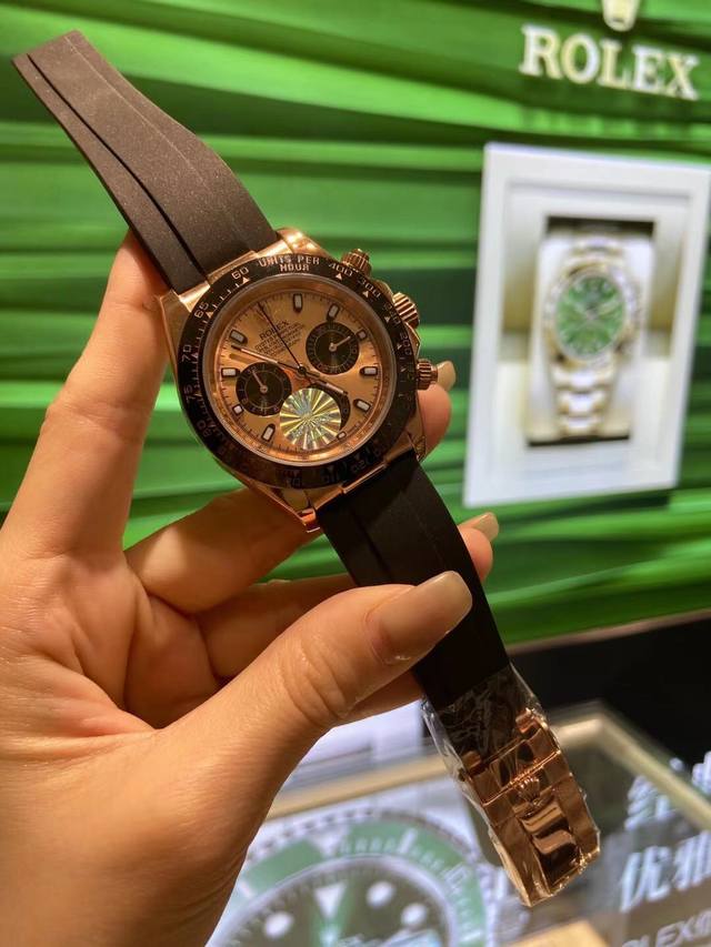 品牌:劳力士rolex 系列:迪通拿系列 款式:经典三眼六针设计，记时功能.大气时尚 表带:316精钢 意大利进口橡胶表带 壳套:316精钢材质制作工匠工艺 镜