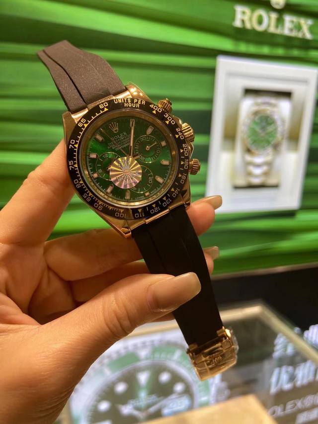 品牌:劳力士rolex 系列:迪通拿系列 款式:经典三眼六针设计，记时功能.大气时尚 表带:316精钢 意大利进口橡胶表带 壳套:316精钢材质制作工匠工艺 镜