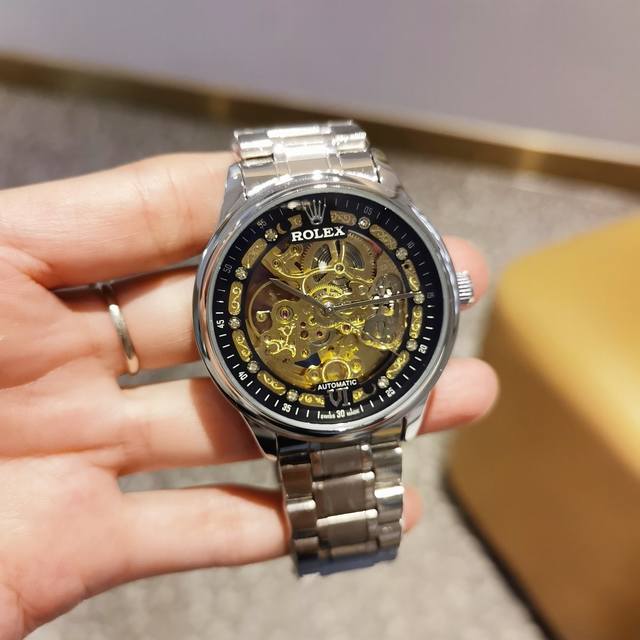 精钢表带十蝴蝶扣 白： ，全黑： ，劳力士一rolex，全自动雕花机芯，蕴含最优质的材料与一丝不苟的工艺！超强矿物质幻彩玻璃，真空电镀，精密防水，直径：43Mm