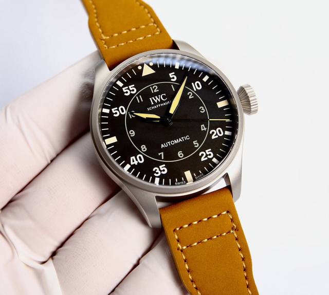 白钛： . 青铜： . Iwc 万国 空中霸主 大飞 大飞行员 系列。43Mm 狂野阳刚的设计，霸气侧漏。细腻温柔的工艺，炉火纯青。两者相辅---刚柔并济，虎啸