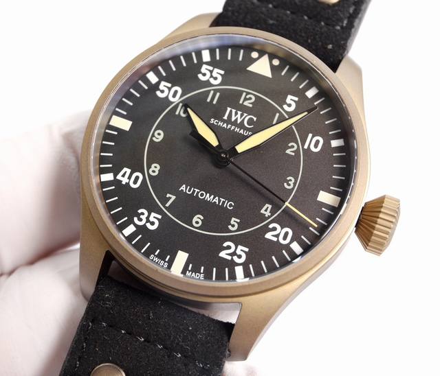 白钛： . 青铜： . Iwc 万国 空中霸主 大飞 大飞行员 系列。43Mm 狂野阳刚的设计，霸气侧漏。细腻温柔的工艺，炉火纯青。两者相辅---刚柔并济，虎啸