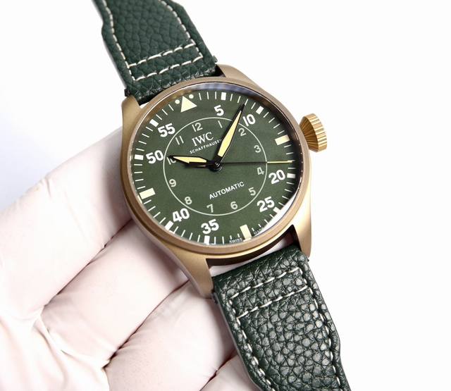 白钛： . 青铜： . Iwc 万国 空中霸主 大飞 大飞行员 系列。43Mm 狂野阳刚的设计，霸气侧漏。细腻温柔的工艺，炉火纯青。两者相辅---刚柔并济，虎啸