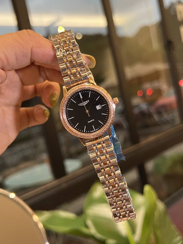 白 -金 钢带+20陶瓷+40 实物拍摄 品牌： 浪琴-Longines 表壳：316精钢 做工优质 表带：进口小牛皮 316精钢 两种可选 机芯：进口石英机芯